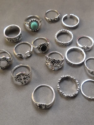 16st ringar  - 16st ringar med olika former och mönster. Materialet är alloy.  (#601)