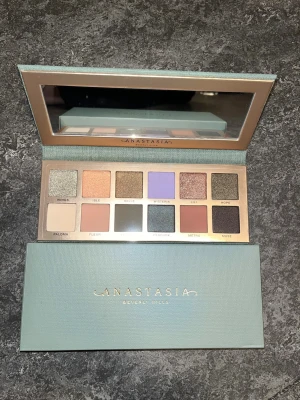 Anastasia Beverly Hills Nouveau Palette - NY! Populär ögonskuggspalett från ABH i "Nouveau" med 12 shades som är matta eller metalliska. De neutrala färgerna påminner mig om forest nymphs! Cruelty free. Säljes billigt pga spontan köp/declutter. Original pris: 699:-