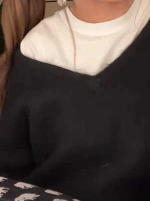 Svart oversized stickad tröja - Superfin svart stickad tröja i mohair material. Långärmad med v-ringning vid halsen❣️