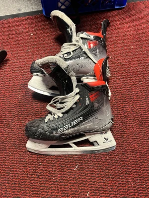 Bauer vapor hockeyskridskor - Säljer ett par bauer skridskor, använda 1 säsong. Det negativa är små skenor. 