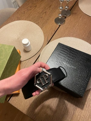 Philipp plein bälte  - Tjena. Säljer detta pp bälte 90cm. Box medföljer, väldigt fint skick . Meddela vid frågor 