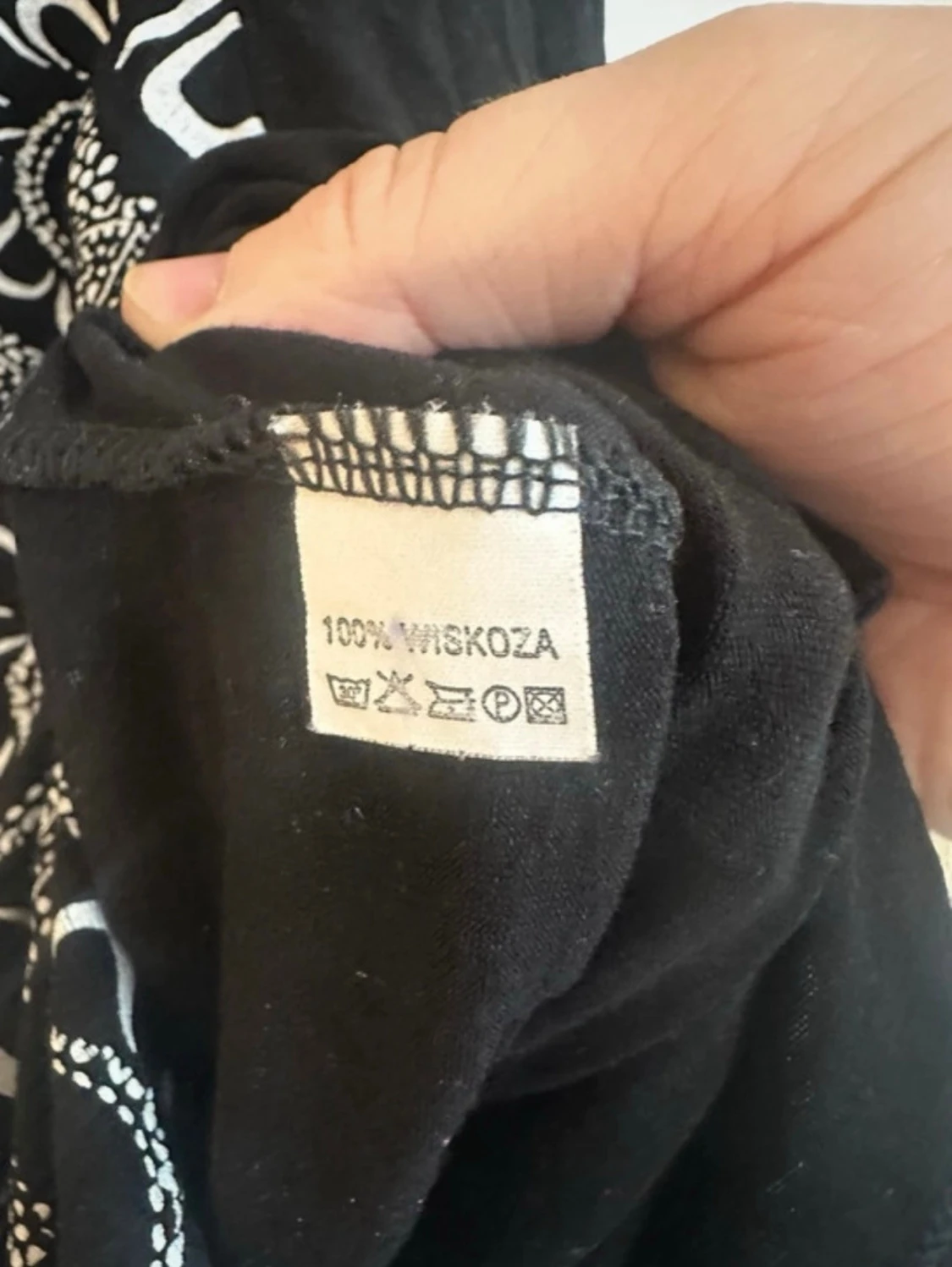 Svart och vit blus med blommönster - 3