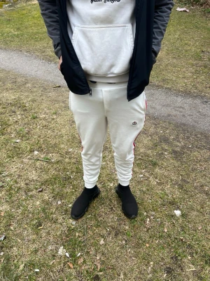 Vita mjukisbyxor från Moncler - Dom är bra kvalite och sköna priset på dom hära kan diskuteras.