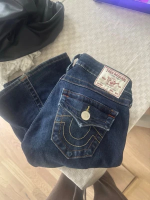 True Religion mörkblå jeans - Säljer ett par mörkblå jeans från True  religion, har ingen användning av de längre! 