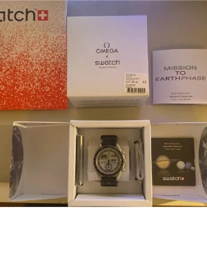 Omega Swatch x moon to earth - Skick 10/10, kvitto finns! Riktigt Snygg! ALLT INGÅR!