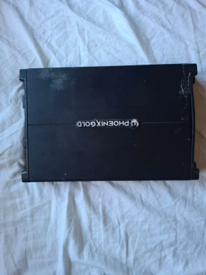 Phoenixgold z1000.1 - Detta är ett 1000w slutsteg som är bättre en förväntat. Jag har haft det i 1.5 år så skavanker finns som ni ser på bilderna, men steget har alltid funkat bra.