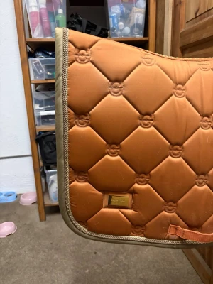 Equestrian Stocholm schabrak  - Dressyr schabrak i storlek cob. På bilden har de legat vikt därför syns där ett veck. Använt ett fåtal gånger.