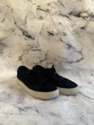 Vagabond Skor - Ett par mycket fina skor i materialet mocka ifrån vagabond. Skorna har använts en del men på utsidan är de som nya. De har lite slitage i skorna men märks inte både för andra och för dig som har på dig skorna.                                        Priset kan diskuteras!