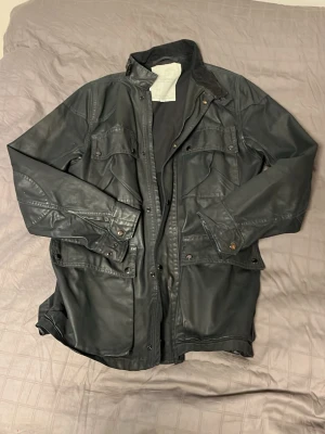 Ralph Lauren Jacka - Tja säljer en svart jacka från Denim&supply Ralph Lauren i ett fint skick och storlek M. Hör av dig vid frågor eller funderingar