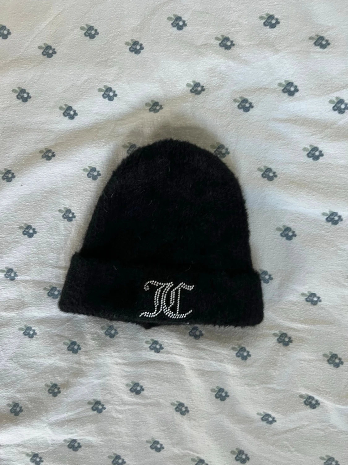 Svart fluffig mössa från Juicy Couture