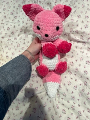 Virkad rosa räv🩷 - Har varit flera rosa rävar innan men aldrig i denna nyansen, så här kommer en mellanrosa räv med vita och mörkrosa detaljer.🩷🌸