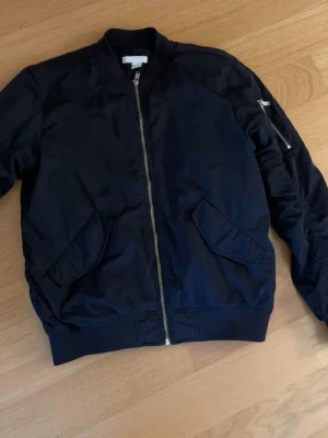 Svart bomberjacka från H&M - Svart bomberjacka från H&M i storlek 34 men den är stor i storlek. Knappt använd