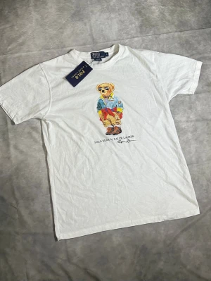 Ralph lauren t-shirt - Vit Ralph Lauren t-shirt – strl L 🤍   Klassisk och stilren, bra skick och skön passform.    📦 Snabb frakt   💸 Pris kan diskuteras vid snabb affär