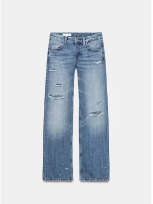 Blå slitna raka jeans Zara - Säljer ett par blå raka jeans från Zara med slitningar och hål på benen för en trendig look. Jeansen har låg midja. Jeansen är otroligt eftertraktade då de är helt slutsålda! Aldrig använda med prislappen kvar💗