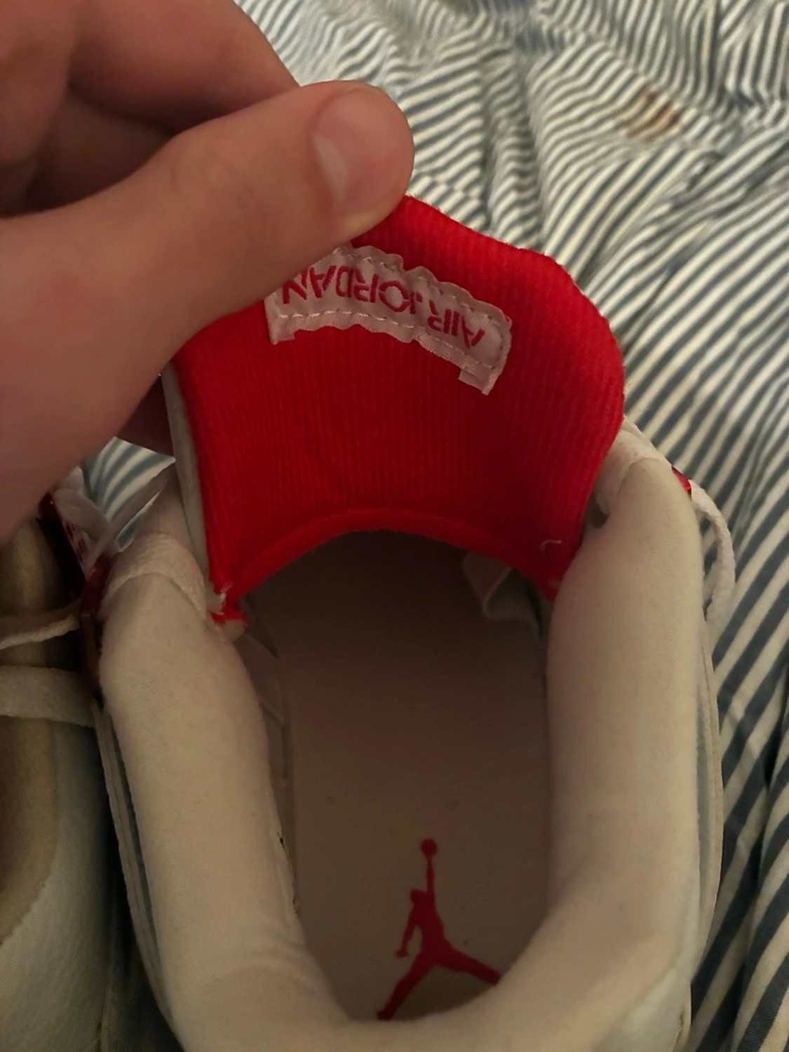 Vita Air Jordan 4 med röda detaljer - 4