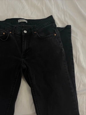 Svarta flared low waist Ginatricot jeans - Jag är 162cm, allt e kvar tills markerad som såld, pris går att diskuteras💞perfekta i längd för mig men kommer ej till användning längre. 