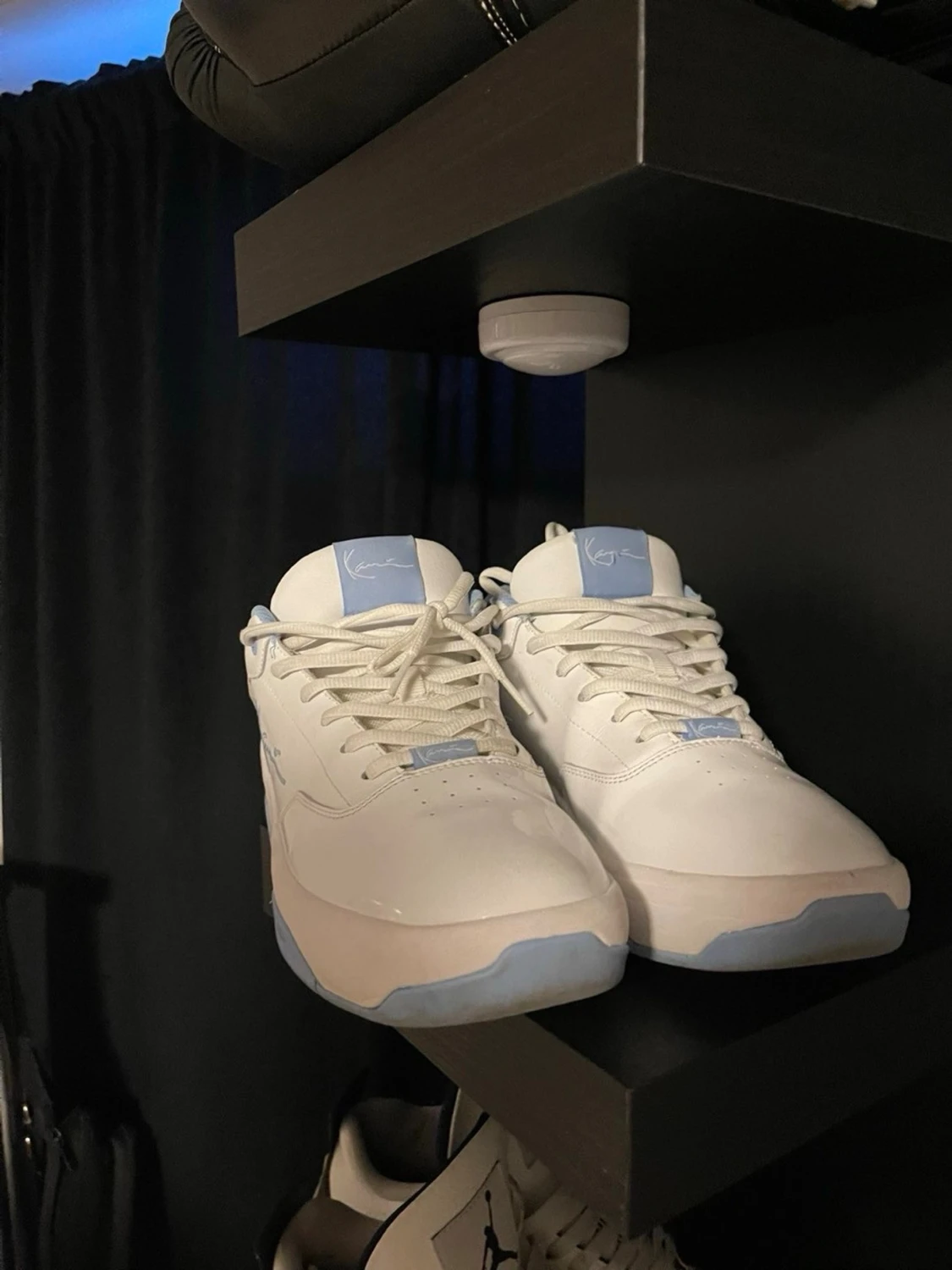 Vita sneakers med ljusblå detaljer - 1