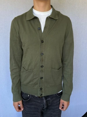 Cardigan Riley S - Detta är en cardigan från Riley i storlek S med normal passform. Modell på bild är ca 180, 66kg. Plagget är i bra skick men har tappat lite av sin färg. Hör gärna av dig vid intresse eller frågor! 
