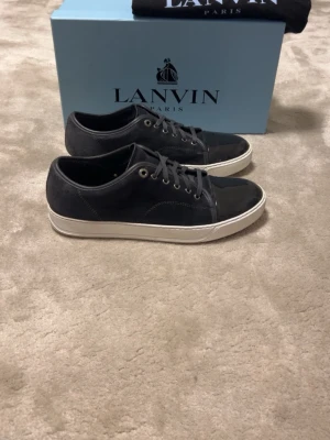 Lanvin DBB1 Patent Cap Toe Sneaker Grey - Storlek: 42-43 Skick:  9,3/10  Nypris: ca 4899 kr  Allting originalt ingår  100% autentiska  Hör av er vid frågor & köp.