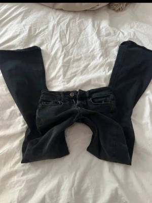 Svarta bootcut jeans - Säljer mina absoluta favorit svarta Lågmidjade bootcut jeans från only. De är uppsydda men ej avskilppta. 