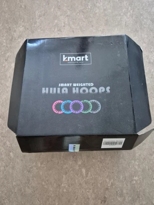 Smart weighted hula hoop från Kmart - Smart weighted hula hoop från Kmart i svart plast med gula detaljer. Ringen är justerbar och har länkar som kan anpassas efter midjemått. Perfekt för träning av core och kondition. Levereras i originalkartong. Använt endast enstaka gånger.