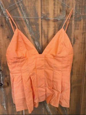 Zara topp - Orange/korall peplumtopp från Zara! 🧡🧡🧡 