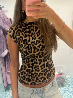 Leopard topp💞 - Säljer knappast använd leopard topp🥰