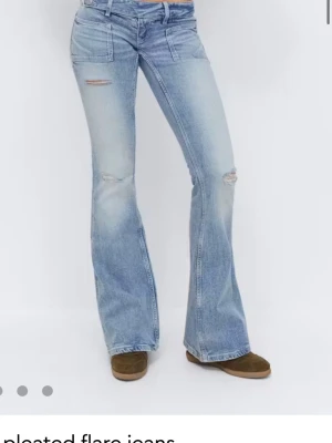 Ljusblå utsvängda jeans - Säljer ett par ljusblå jeans. Köpte i för liten storlek och hann inte lämna tillbaka, så de är i nytt skick! Pris kan diskuteras eftersom att de inte kommer till användning men helst ett  rimligt pris!
