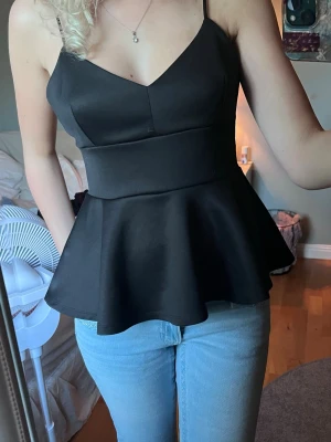 Svart peplum topp - Svart peplum topp från gina