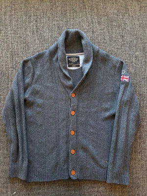 Bondelid kofta ~ vintage  - Sjukt eftertraktad Bondelid kofta ~ vintage modell med knappar | st M | färg marinblå | klassisk passform | perfekt vintage piece | OBS kan gå ner lite i pris vid snabb affär! 🏄