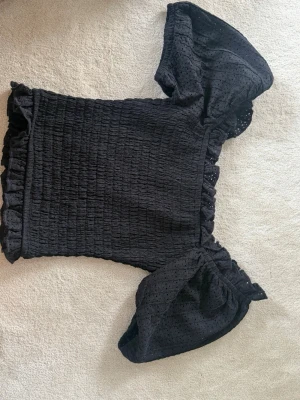 Topp från Gina tricot  - Säljer denna topp från Gina, perfekt för allt 🥰
