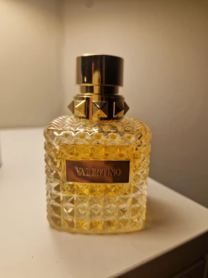 Valentino parfym - Parfym från Valentino the gold ( slutsåld överallt ) 50ml. Bara tagit ett par sprut ifrån den.