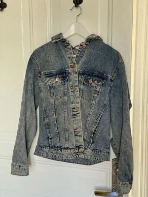 Jeans Jacka - Vintage färg på denna fina jeans jacka. Sitter mycket bra. Ens outfit kläs verkligen upp med denna jackan. 💙