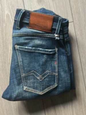 Replay jeans - Ett par riktigt clean replay jeans i modellen anbass. Köpta för 1100 och är använda ett fåtal gånger. Storleken är w28 och de passar perfekt för en stilren outfit. Skriv vid minsta lilla fråga, pris går självklart att diskutera vid snabb affär🙌🙌