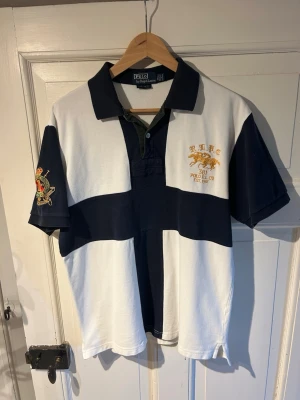 Polo Ralph Lauren Piké ~ Vintage - Polo Ralph Lauren Piké i en sällsynt, vintage modell Snygga broderade märken på axeln, bröstet och ryggen Storlek XL men är mer som L Mycket bra skick, knappt använd och inga tecken på slitage  Skriv vid frågor och funderingar. Priset är ej hugget i sten! Kolla även min profil för mer!
