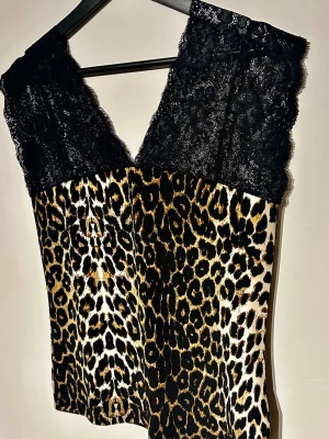 Helt ny leopardtopp med spets från Culture – Stl M 🐆🖤 - Supertrendigt leopardmönstrat linne från Culture (CUElona Leo Top)! Storlek M. 🌟 Helt oanvänd och i absolut nyskick! Gjord i en jättemjuk viskosblandning med stretch som sitter supersnyggt. Otroligt fin V-ringning med bred mjuk spets över axlarna. Perfekt till både vardags och fest, så snygg till jeans eller kjol för en klockren y2k-look! Exakta mått finns på sista bilden. Hojta vid frågor! Samfraktar självklart 🥰