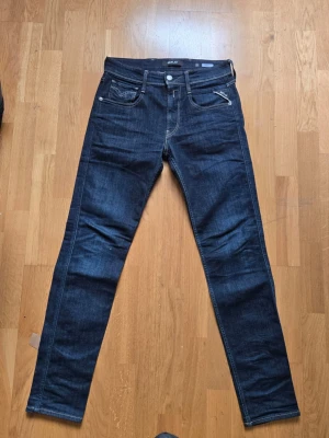 Mörkblå slim fit jeans - Snygga mörkblå slim fit jeans med klassisk femficksdesign och kontrastsömmar. Jeansen har raka ben och en modern passform som sitter tight längs benen. Materialet är denim med en lätt stretch för extra komfort. Perfekta till en avslappnad streetwear-look. W31 L32