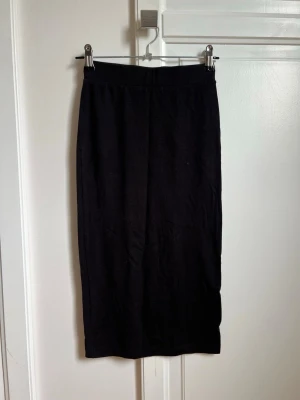 Pennkjol - H&M - Svart pennkjol från H&M. Storlek XS.  Stretchigt material. Midjemått - 28cm, längd ca 63cm. I fint skick! 🌸
