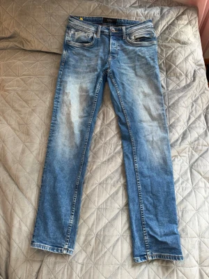 Ljusblå jeans  - Säljer dessa ljusblå Smog jeans i storlek W30 / L32 (slutsats baserat på vad som står på lappen på sista sidan). Ena framfickan har ett stort hål i sig, vilket självklart inte syns på utsidan men inga föremål kan placeras i den(se bild 4). Utöver det håller jeansen ett bra skick! 