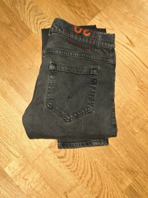 Dondup George  - Säljer ett par jeans från dondup. Jeansen har klassisk femficksdesign och en snygg tvättad look. Perfekta för dig som gillar en smal passform och vill ha ett par stilrena jeans i garderoben.