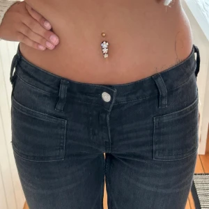 Svarta bootcut jeans med fickor - Säljer nu mina lågmidjade bootcut jeans från Gina Tricot! De är i storlek 32 men passar mig som vanligtvis har mellan 32-36. De är använda ca 5 gånger och är därav i nyskick. Pm för mer info!🌸