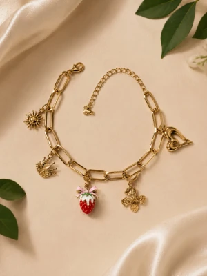 Armband med berlocker - Material: 18 K guldpläterat  PVD rostfritt stål, både kedja och berlocker. Längd: 16,5 cm + 5 cm förlängning.