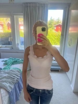 Spetslinne - Säljer detta spetslinnet från Rosemunde då det aldrig är använt.
