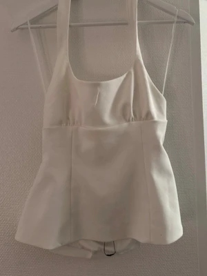 Vit omlott topp med rosetter - Jätte fin topp från Zara, sömmen på ena bandet har gått av (kolla sista bilden)💕