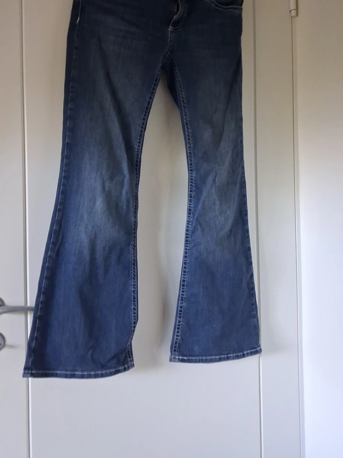 Blå bootcut jeans med broderade fickor