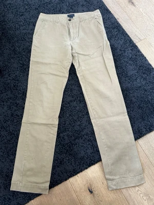 Polo Ralph Lauren byxor - Mycket fina Ralph Lauren byxor i bra skick. Byxorna har vissa slitningar pga mycket användning men är fortfarande i gott skick. Samt ett litet märke på smalbenet. 
