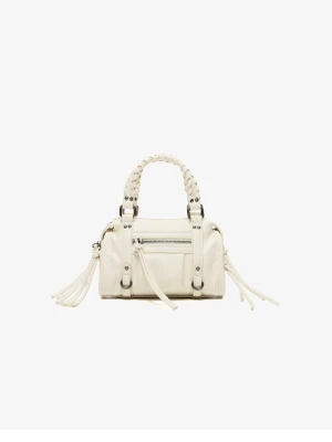 Vit mini bowling bag från Bershka - Snygg vit mini bowling bag/handväska från Bershka med flätade handtag, dekorativa dragkedjor och tofsdetaljer. Handväskan har en kompakt form och är tillverkad i ett slätt material som ger en trendig look. Perfekt accessoar för att lyfta din outfit. Ny och oanvänd i originalförpackning, fick den i present men gillar den inte. Nypris 329kr.