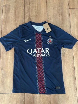 Helt ny PSG-matchtröja till salu – Nyskick med tags! - Säljer en sprillans ny Paris Saint-Germain-tröja, se image.png för detaljer. Tröjan är helt oanvänd och har kvar original-tags från Nike. Perfekt för både samlaren och supportern.  Skick: Helt ny (NWT – New With Tags)  Märke: Nike  Pris: Skicka DM för pris och mer information. 