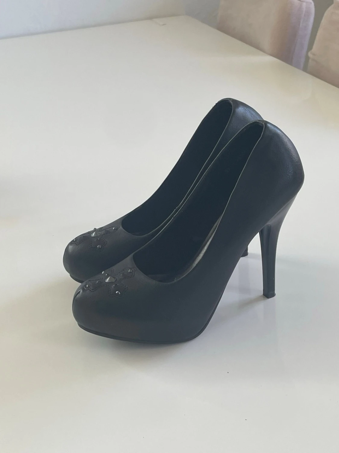 Svarta pumps med dekorationer 