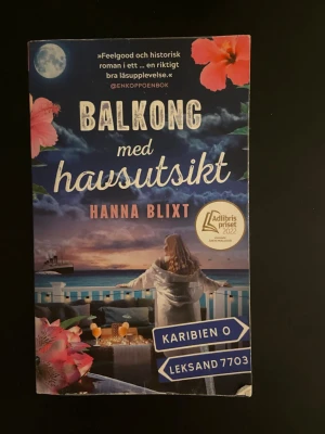 Balkong med havsutsikt av Hanna Blixt - En feelgood-roman av Hanna Blixt med romantik och historiska inslag. Boken är i pocketformat. 